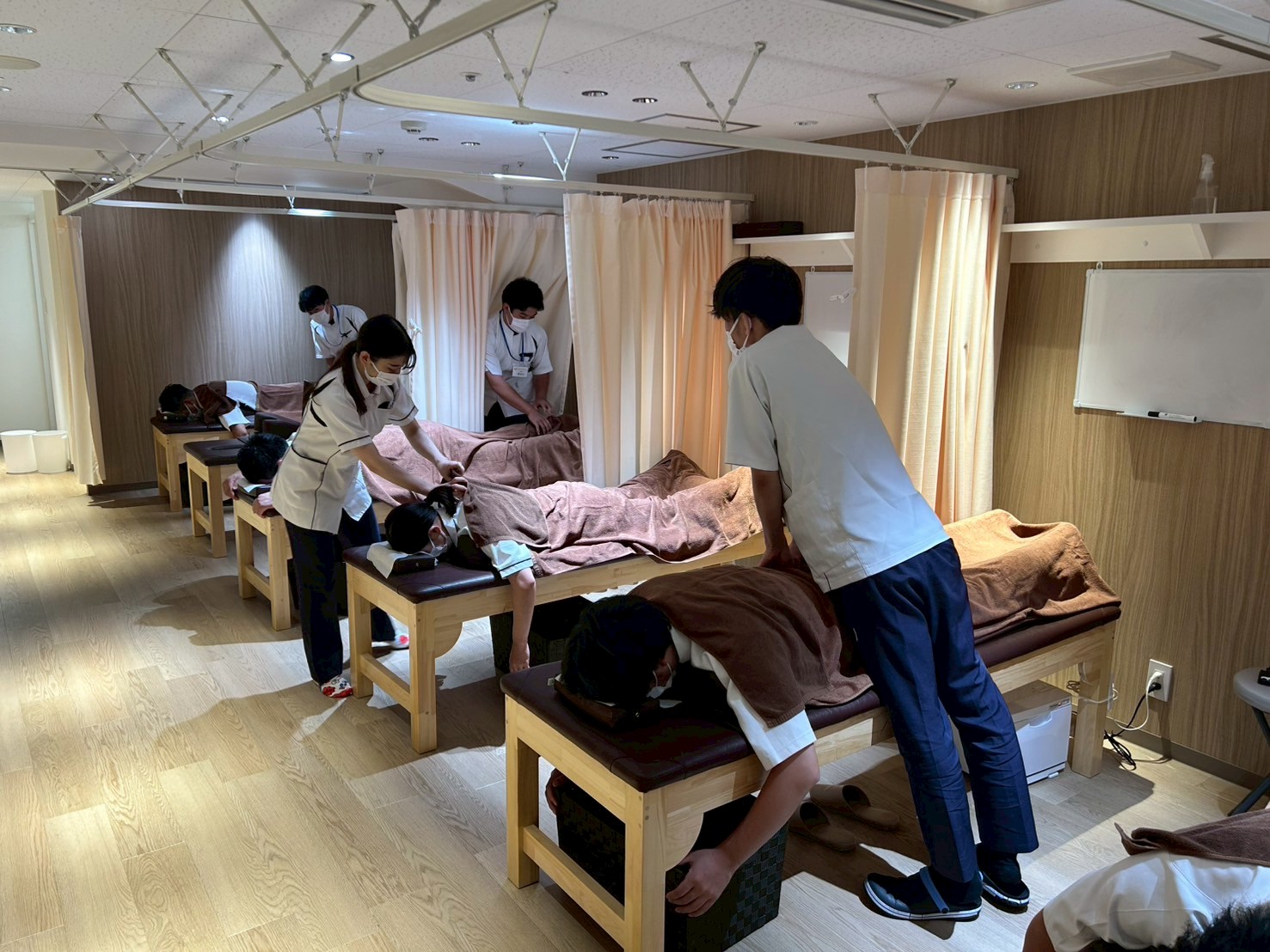 関西・関東で学ぶ！スタッフの施術フォローアップ研修の様子